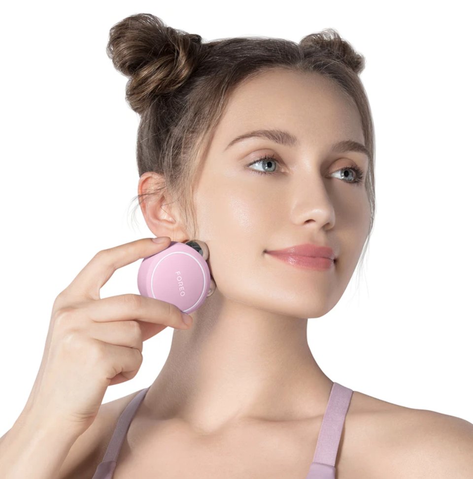 Μοντέλο κινεί το FOREO BEAR mini κατά μήκος της γραμμής του σαγονιού